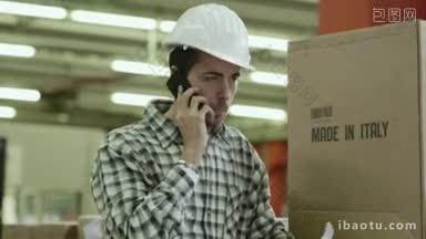 在物流设施工作的年轻人的肖像，用手机说话的人在<strong>仓库</strong>工作